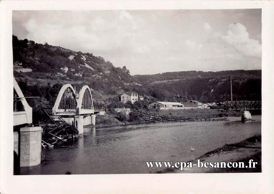 Besançon - Le pont de la chambre de commerce, Passerelle du Tacot. 18h30. Les deux ponts sautent (+ le pont du chemin de fer de Morteau et celui des soieries, qui ne figurent pas sur cette photo). Mardi 5 septembre 1944.